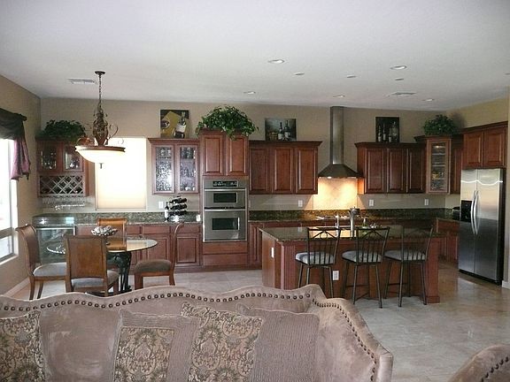 Bright & open kitchen & breakfast nook.
