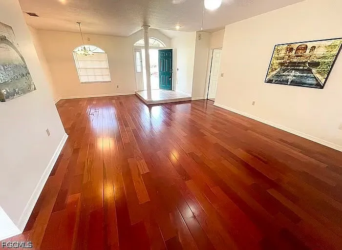 807 Bluegrass Ln — Photo 2