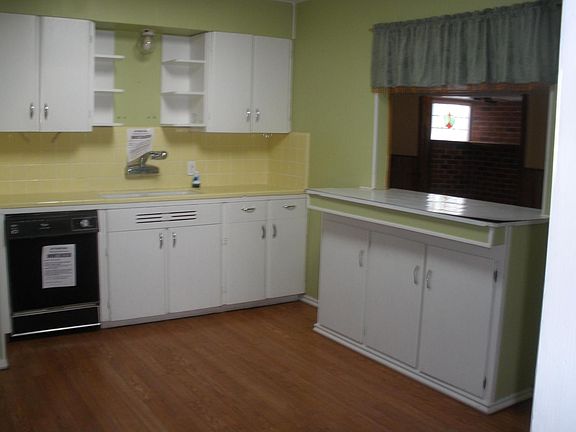 3rd image of 938 Weizmann St