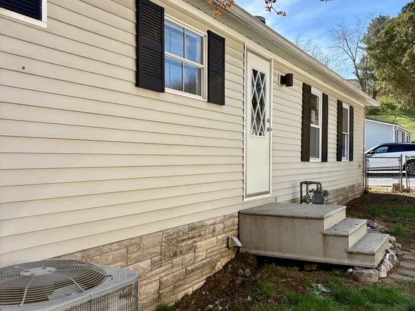 12021 Heather Dr, Hagerstown, MD 21740