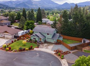 215 NW Knight Ct, Grants Pass, OR