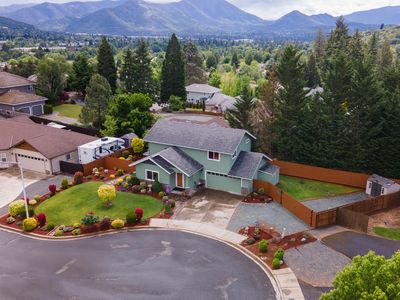 215 NW Knight Ct, Grants Pass, OR, 97526