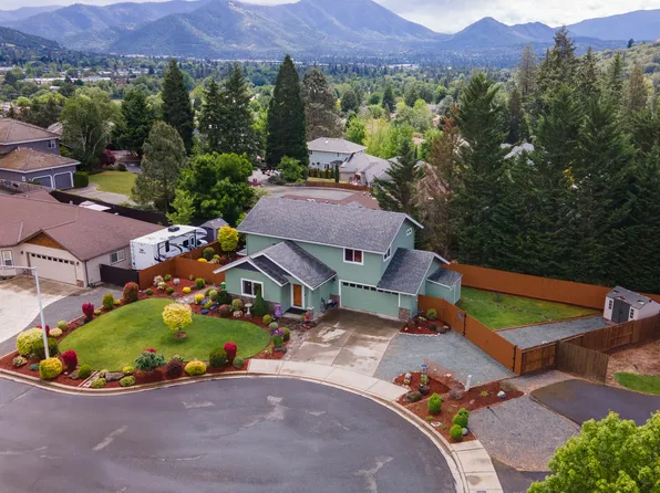 215 NW Knight Ct, Grants Pass, OR 97526