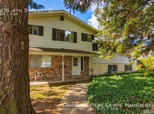 405 4th St APT D, Lynden, WA 98264
