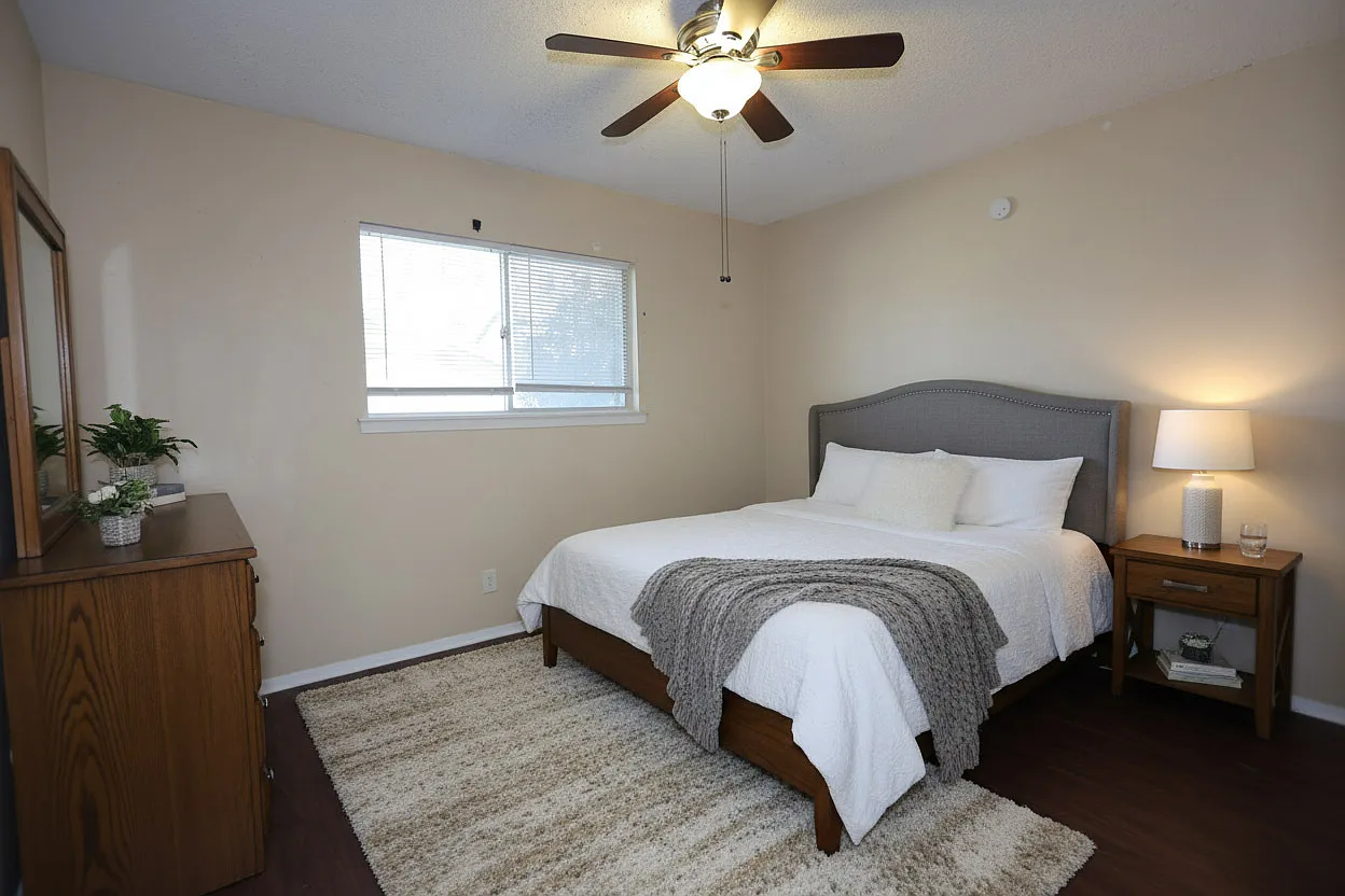 1243 North LBJ Drive - B — Photo 3