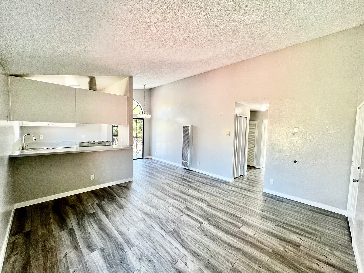 Building Photo - 2211 Cedar Ave #302