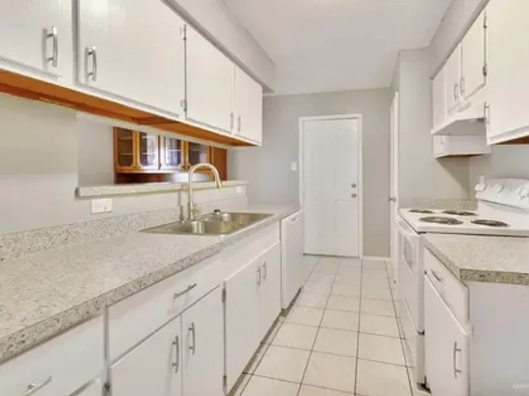 1929 Heron Ave — Photo 12