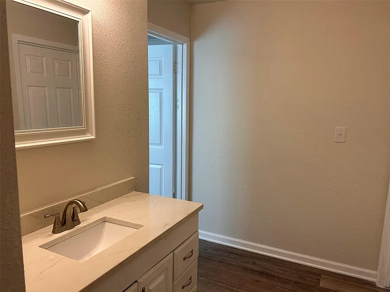 616 E Boothe St — Photo 13