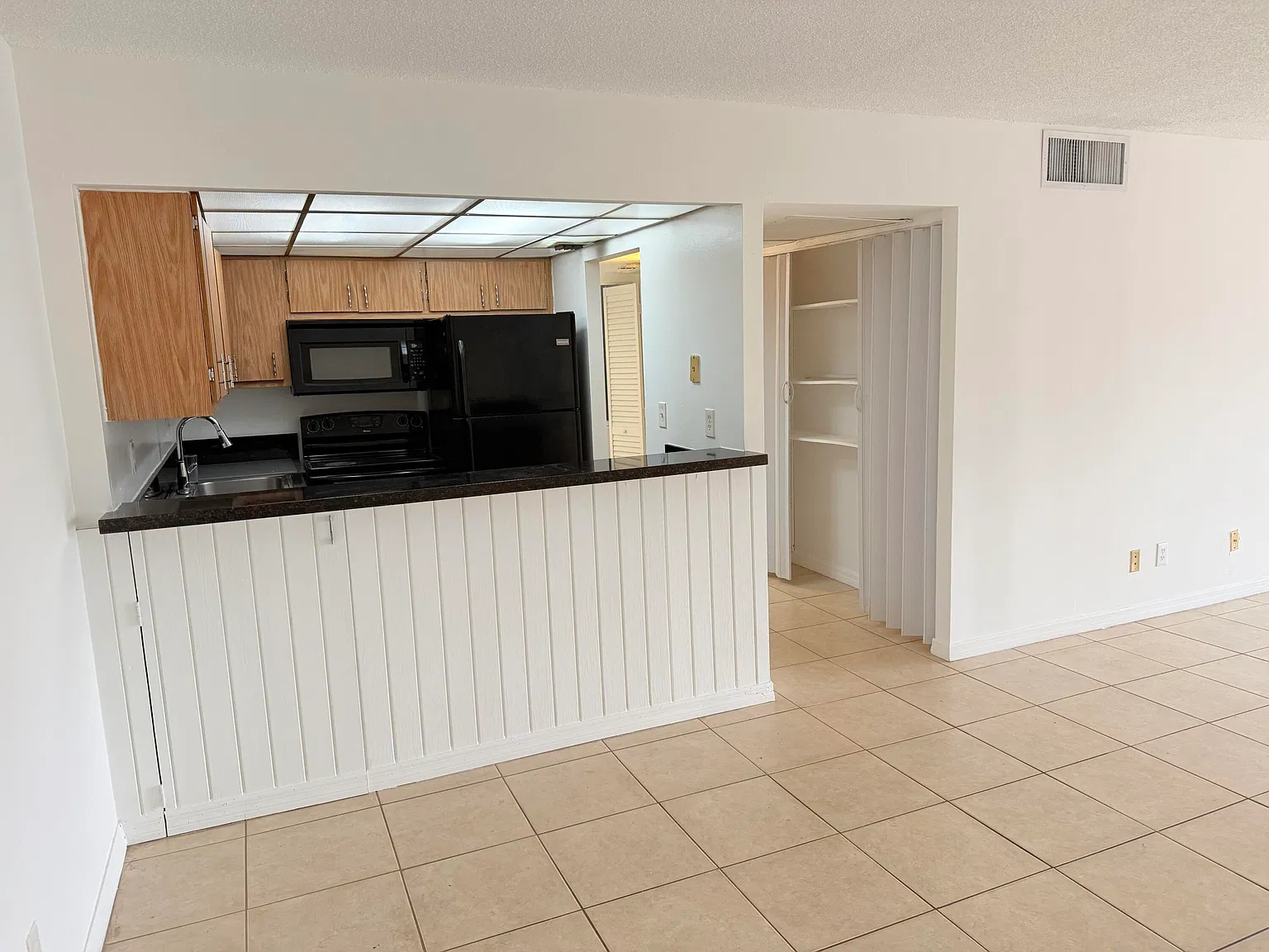2 bed, 2.0 bath, 884 sqft, $2,100 — Photo 3