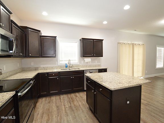 5th image of 438 Worsley Way
