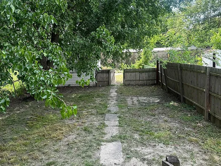 226 E Pearl St — Photo 15