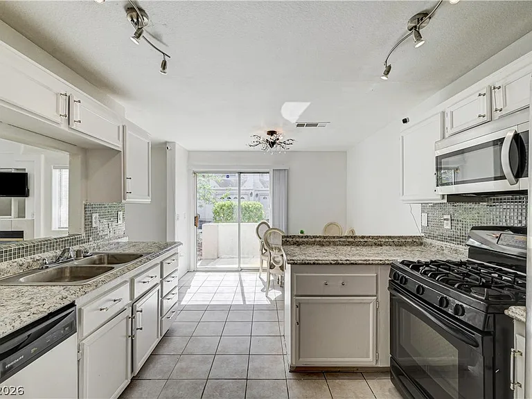4040 Castle Cove Dr #4040 — Photo 19