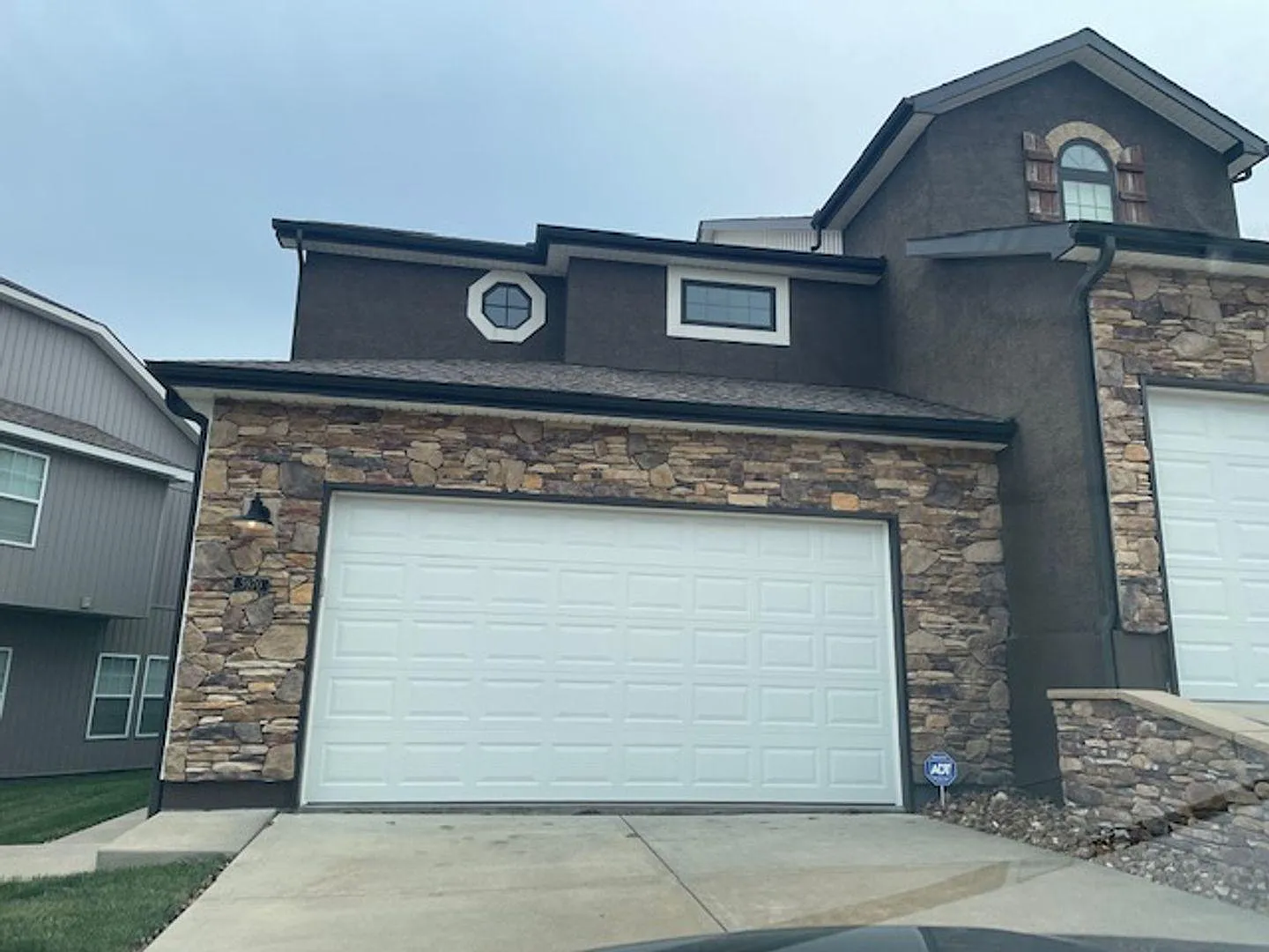 3 bed, 2.5 bath, 1950 sqft, $2,300 — Photo 1