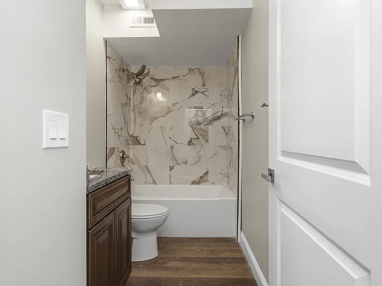 470 Oakville Ave — Photo 7
