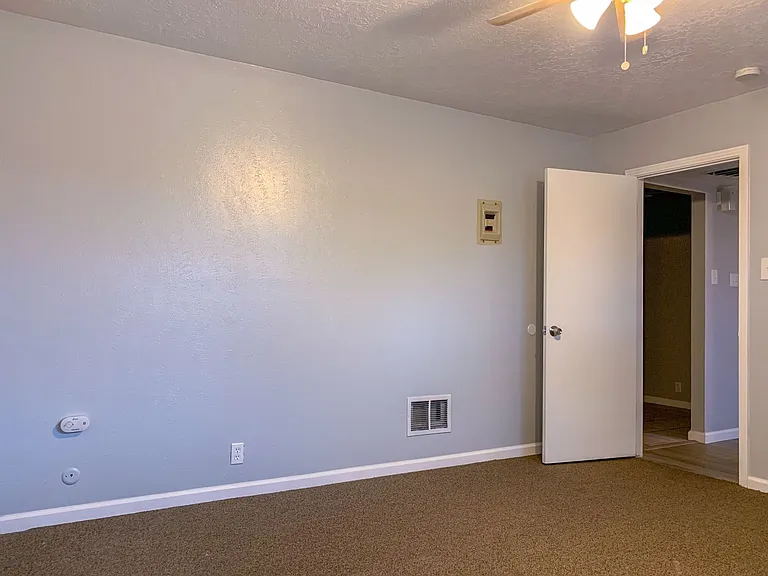 Large One-Bedroom Units Near Nob Hill — Photo 16