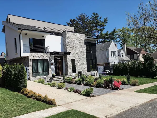 85-23 214th St, Hollis Hills, NY 11427