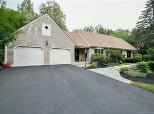 10 Fox Chase Rd, Bloomfield, CT 06002