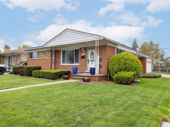 26713 Princeton St, Saint Clair Shores, MI 48081