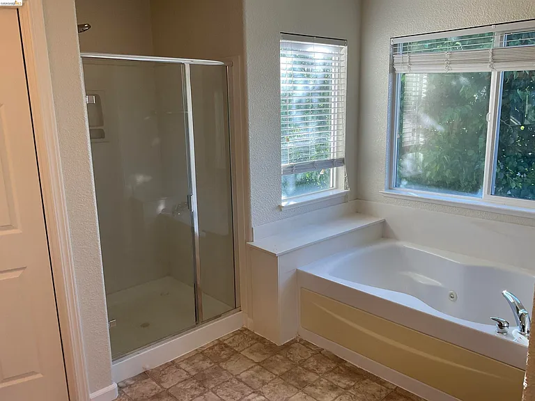 1360 Tiffany Dr — Photo 9
