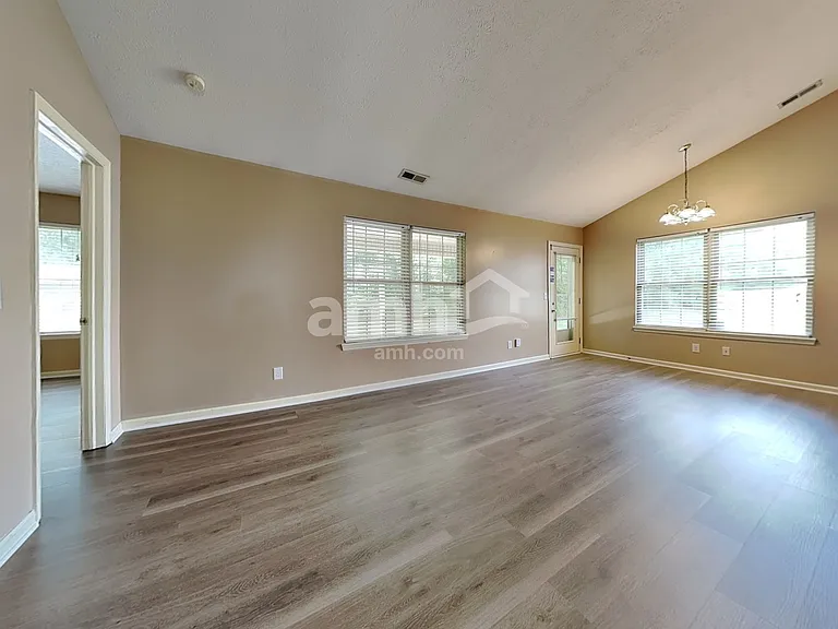 132 Warner Dr — Photo 7