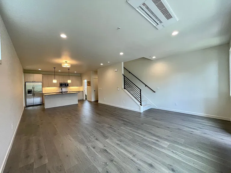 601 SE Spokane St #201 — Photo 16