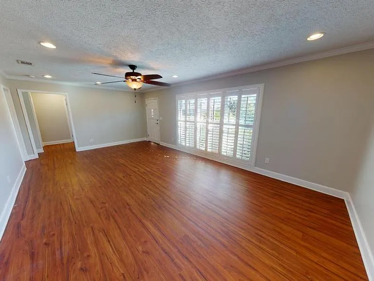 706 Indiana Ave — Photo 5