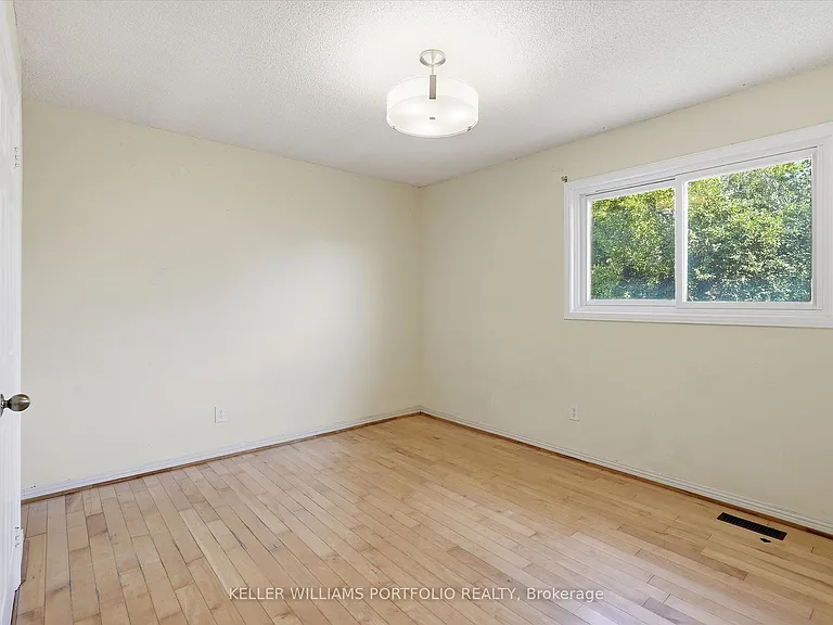 73 Jessica Gdns — Photo 25