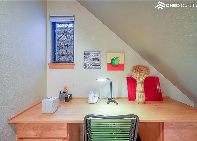 Desk with internet and Wi-Fi