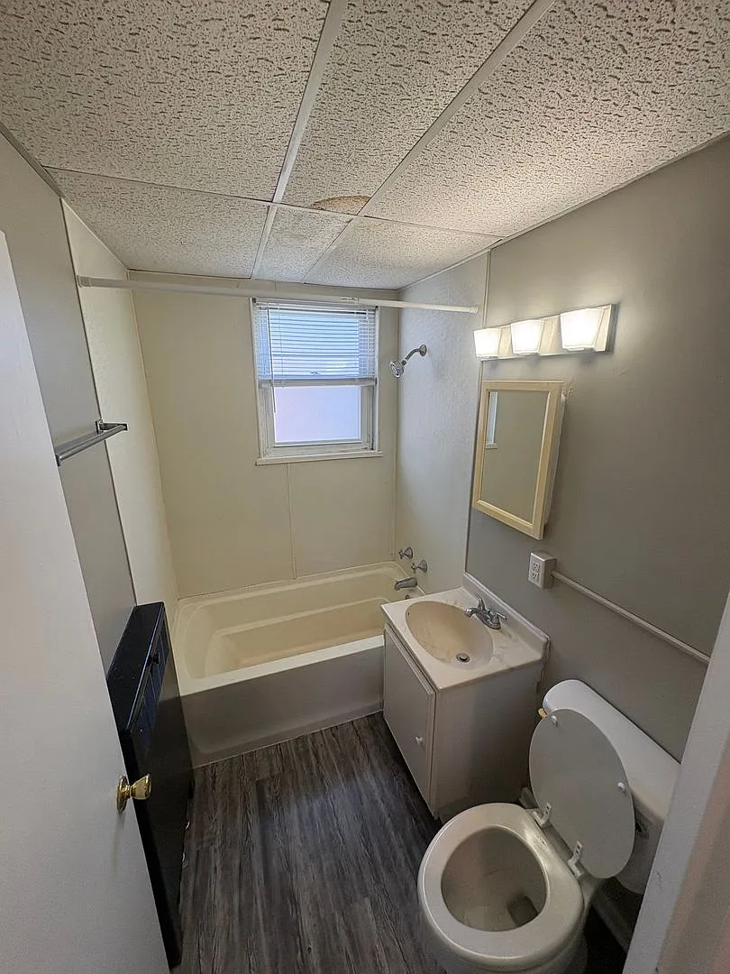 Knoxville Manor — Photo 4