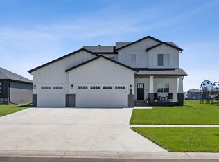 10128 Concord Dr, Horace, ND 58047