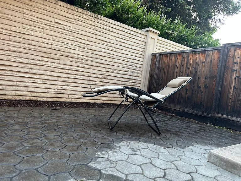 Private patio (Paved)