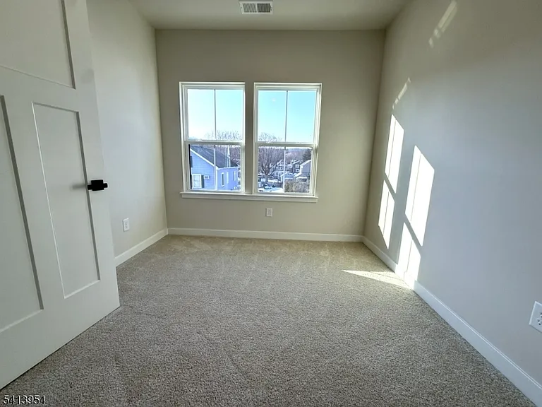 106 E Stiger St — Photo 29
