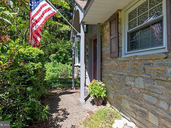 3rd image of 28 Edgewood Rd