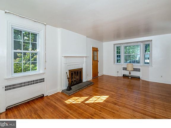 4th image of 1439 Delmont Ave