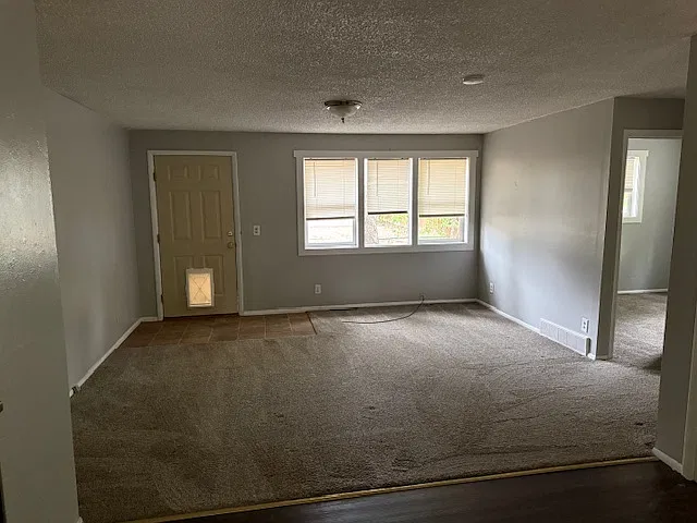 2 bed, 700 sqft, $950 — Photo 2