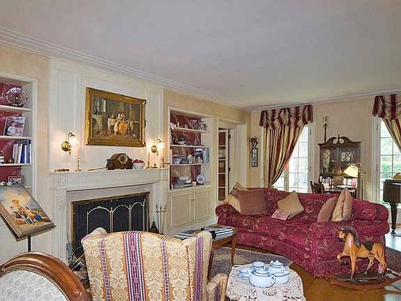 4th image of 2627 Fairmount Blvd
