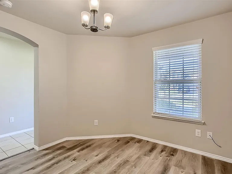 503 Hawthorn Dr — Photo 3