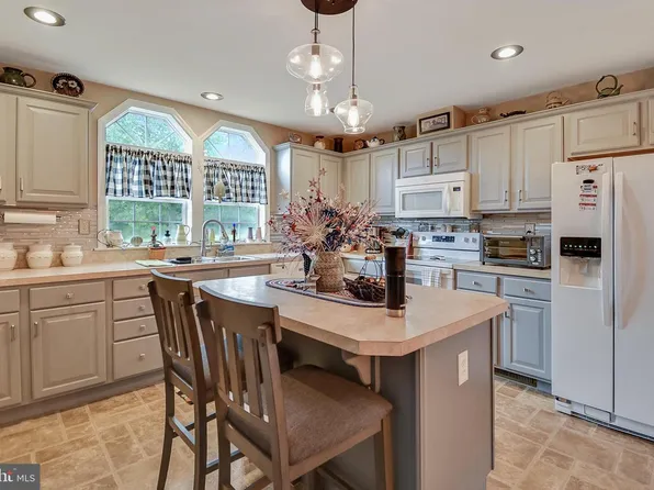 173 Random Rd, Douglassville, PA 19518