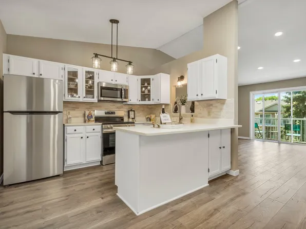 1048 Pond View Ct, Saint Paul, MN 55127