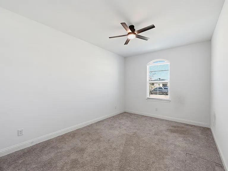 513 Fieldstone Ln — Photo 13