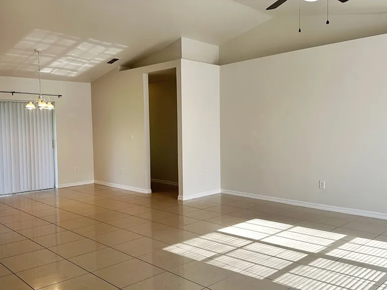 2034 NE 8th Pl — Photo 2