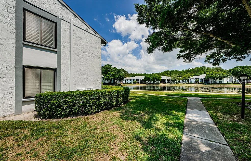 2 bed, 2.0 bath, 1085 sqft, $2,995 — Photo 2