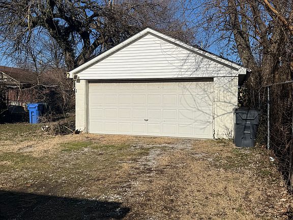 4th image of 945 Dayton Ave