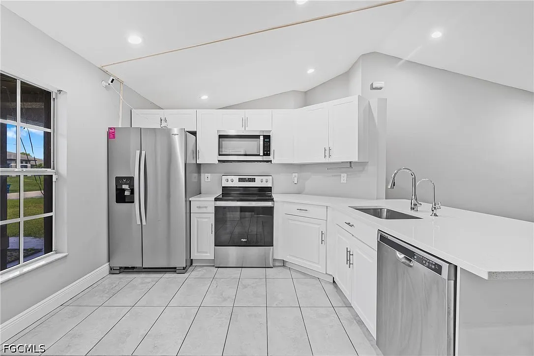 3 bed, 2.0 bath, 1307 sqft, $1,895 — Photo 3