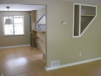 4th image of 222 Curtis St