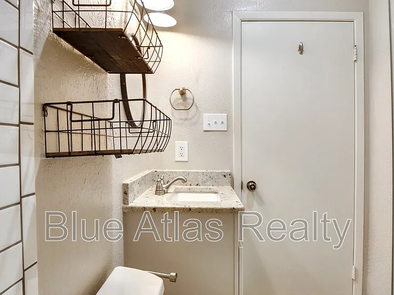 1313 Monaco Dr — Photo 10