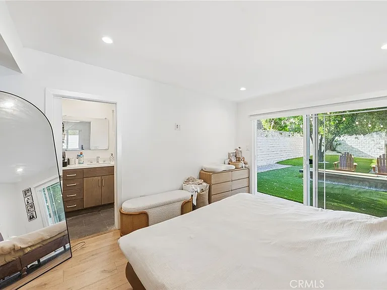 13135 Chandler Blvd — Photo 47