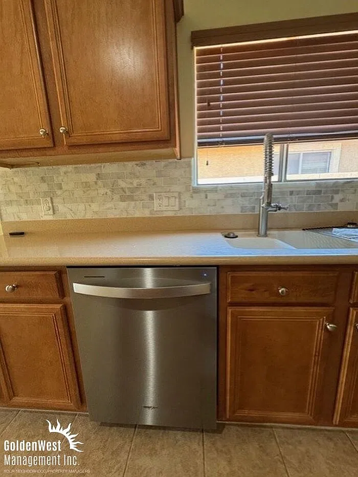 3 bed, 2.0 bath, 1700 sqft, $1,800 — Photo 4