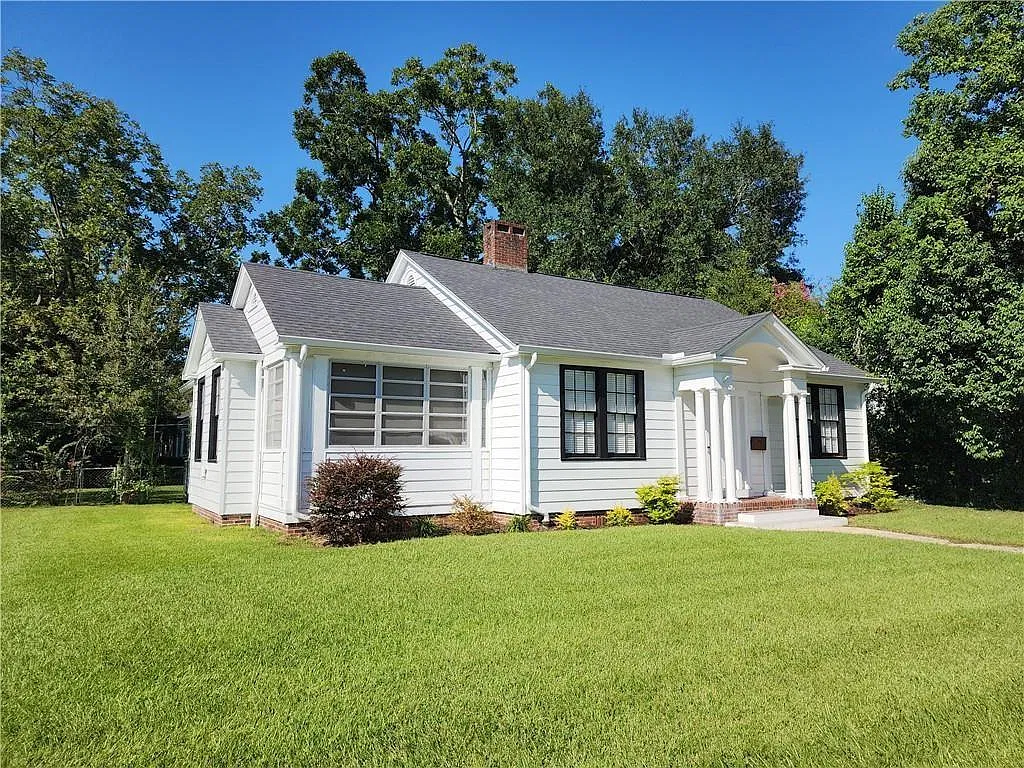 3 bed, 1.0 bath, 1817 sqft, $1,750 — Photo 2