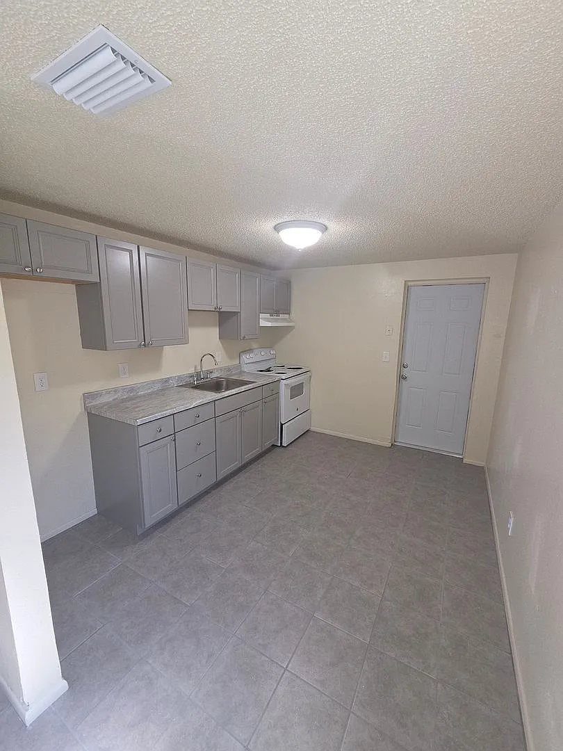 2/1 DUPLEX — Photo 3